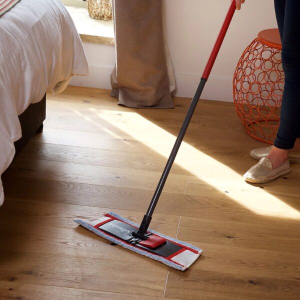 Vileda Active Max Microfibre Floor Mop – Extra Wide Head for Streak-Free Cleaning on Hard Floors 4 Vileda Active Max Microfibre Floor Mop – Extra Wide Head for Streak-Free Cleaning on Hard Floors