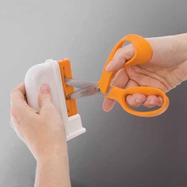 Fiskars Universal Scissor Sharpener – Compact Ceramic Tool for Standard & RazorEdge Blades 1 FSK 6209 2