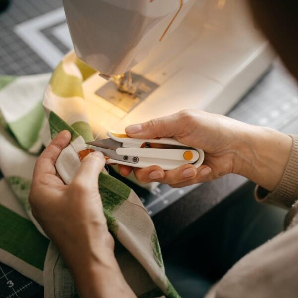 Fiskars Classic Universal Left Handed Scissors 21cm – Stainless Steel Blades, Ergonomic Handles, Fabric, Craft & Office Use 1 Fiskars Classic Universal Left Handed Scissors 21cm – Stainless Steel Blades, Ergonomic Handles, Fabric, Craft & Office Use