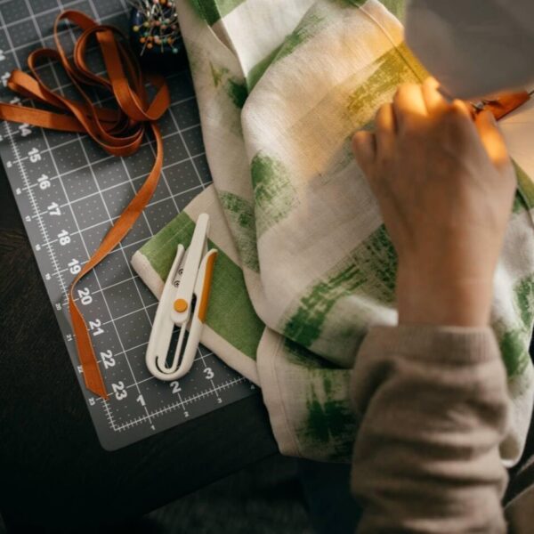 Fiskars Classic Universal Left Handed Scissors 21cm – Stainless Steel Blades, Ergonomic Handles, Fabric, Craft & Office Use 4 Fiskars Classic Universal Left Handed Scissors 21cm – Stainless Steel Blades, Ergonomic Handles, Fabric, Craft & Office Use